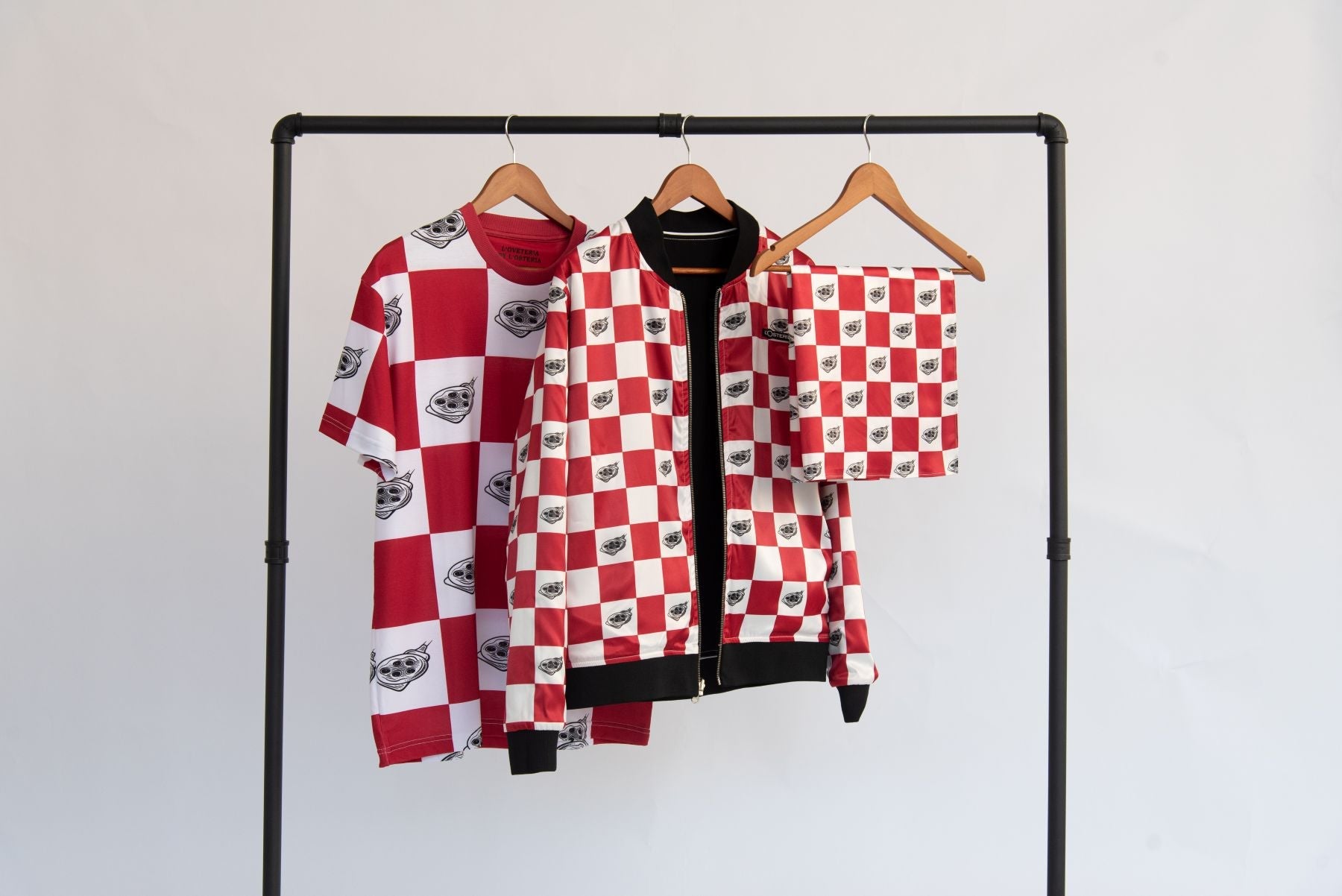 Die perfekte Kombination: Jacke und Shirt mit Pizza-Print