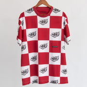 Das rot-weiße allover Print T-Shirt aus der Pizza Kollektion der L'Osteria