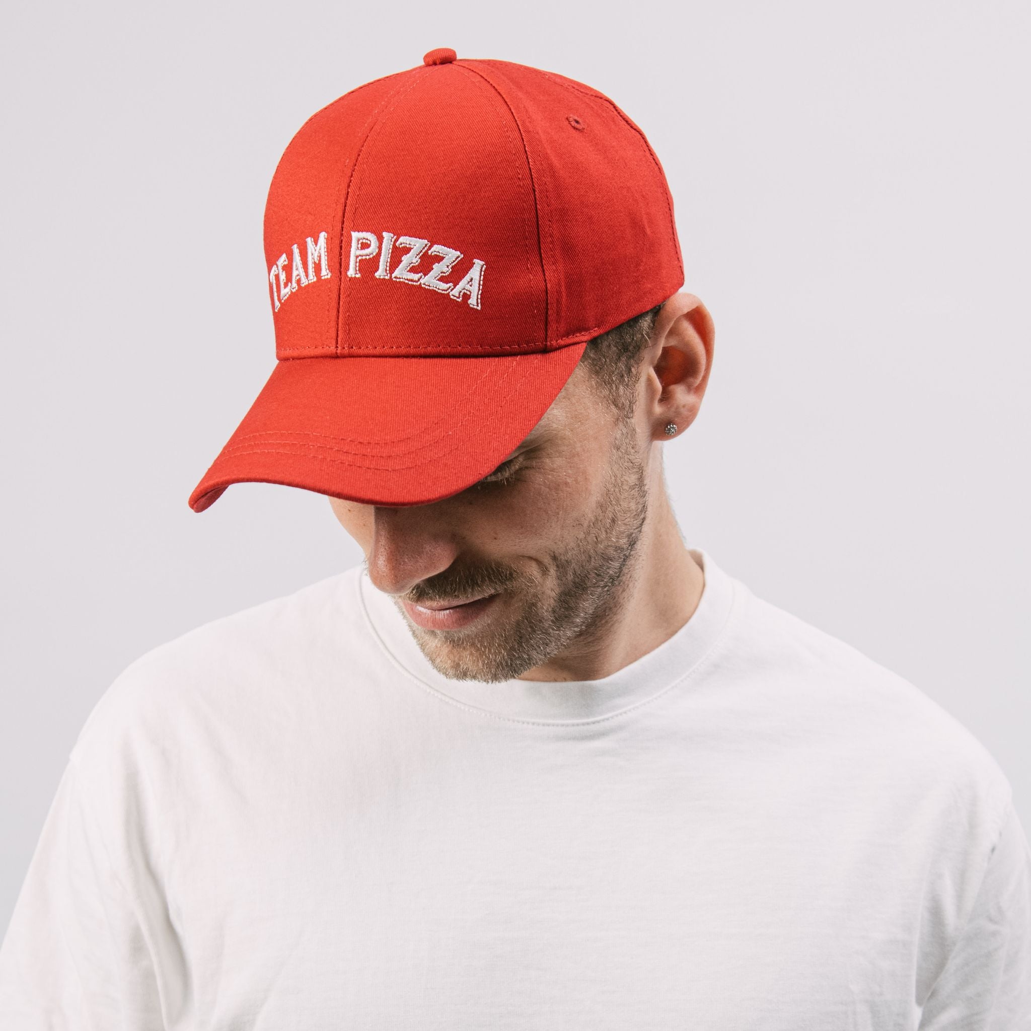 Die rote basecap Team Pizza aus der Pizza Kollektion der L'Osteria