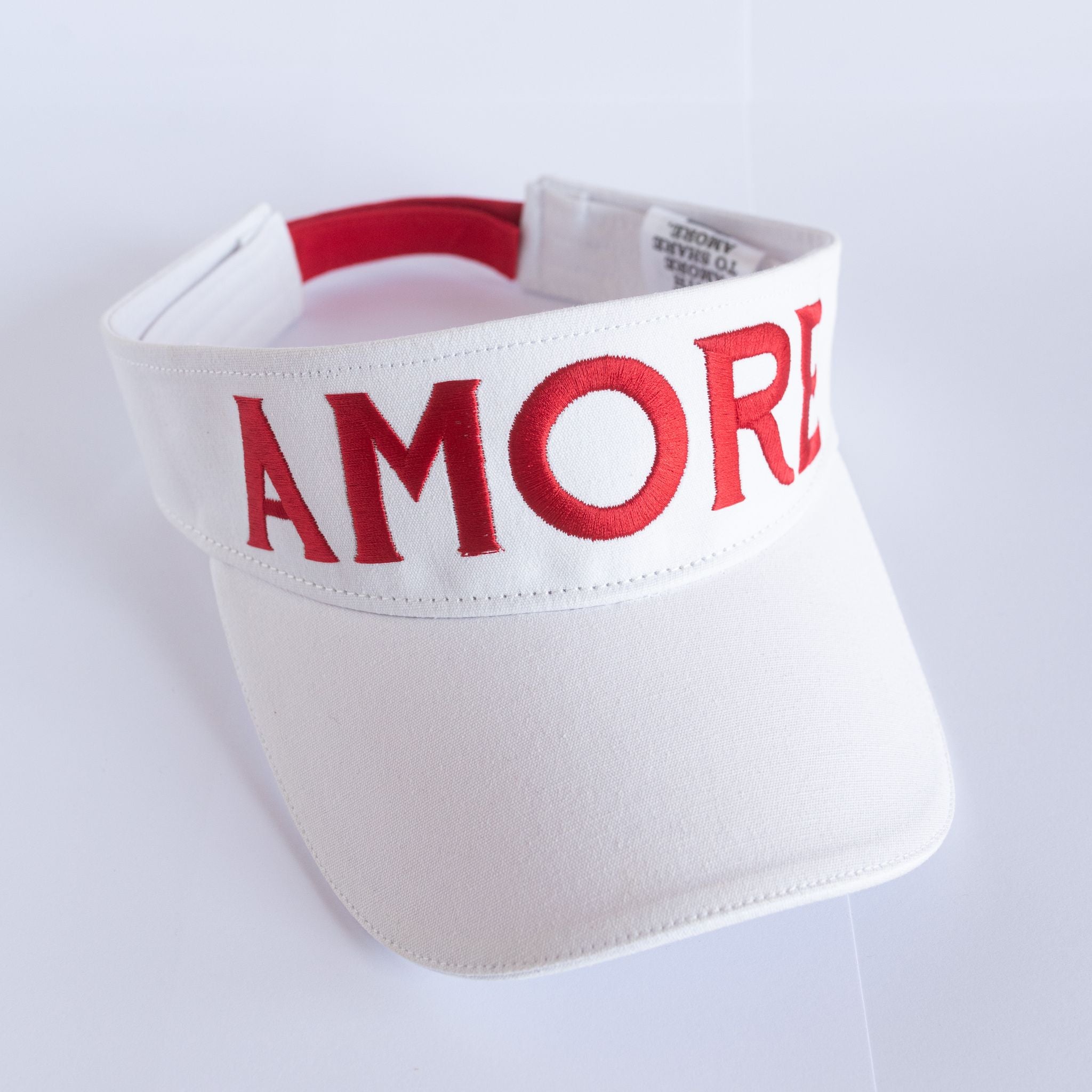 Die weiße Visor Cap mit roter Bestickung Amore der L'Osteria