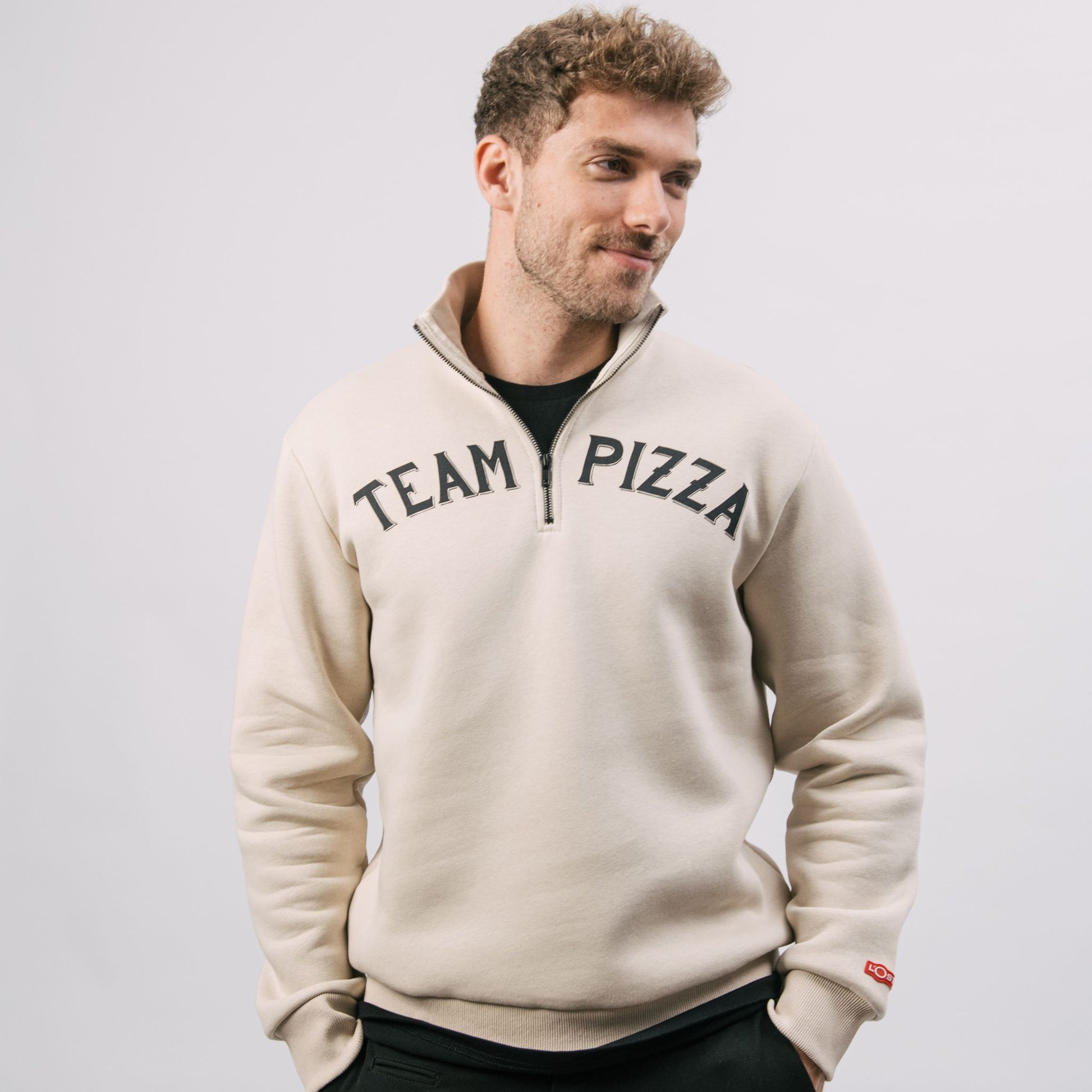 Der Half Zip Sweater Team Pizza aus der Pizza Kollektion der L'Osteria