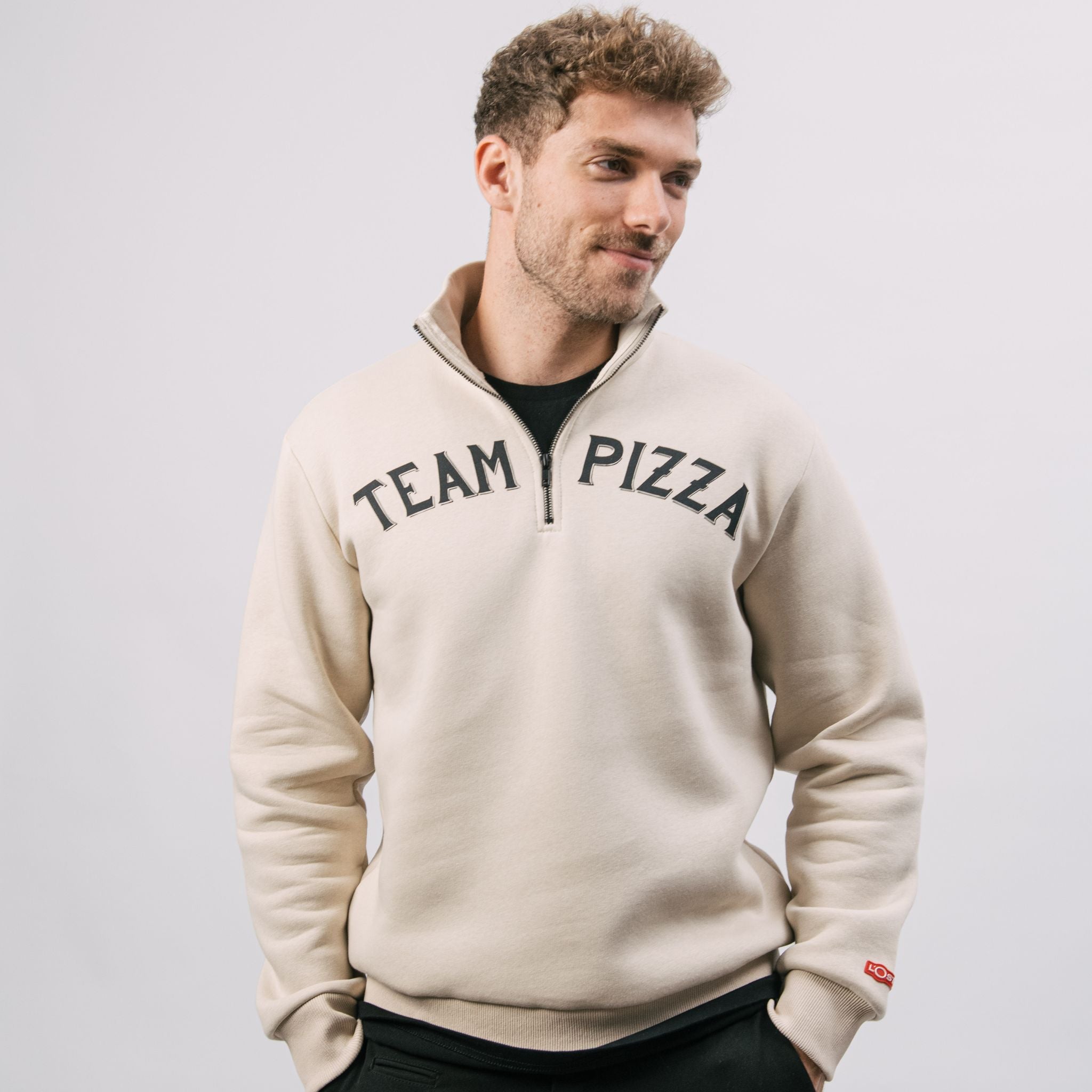 Der Half Zip Sweater Team Pizza aus der Pizza Kollektion der L'Osteria