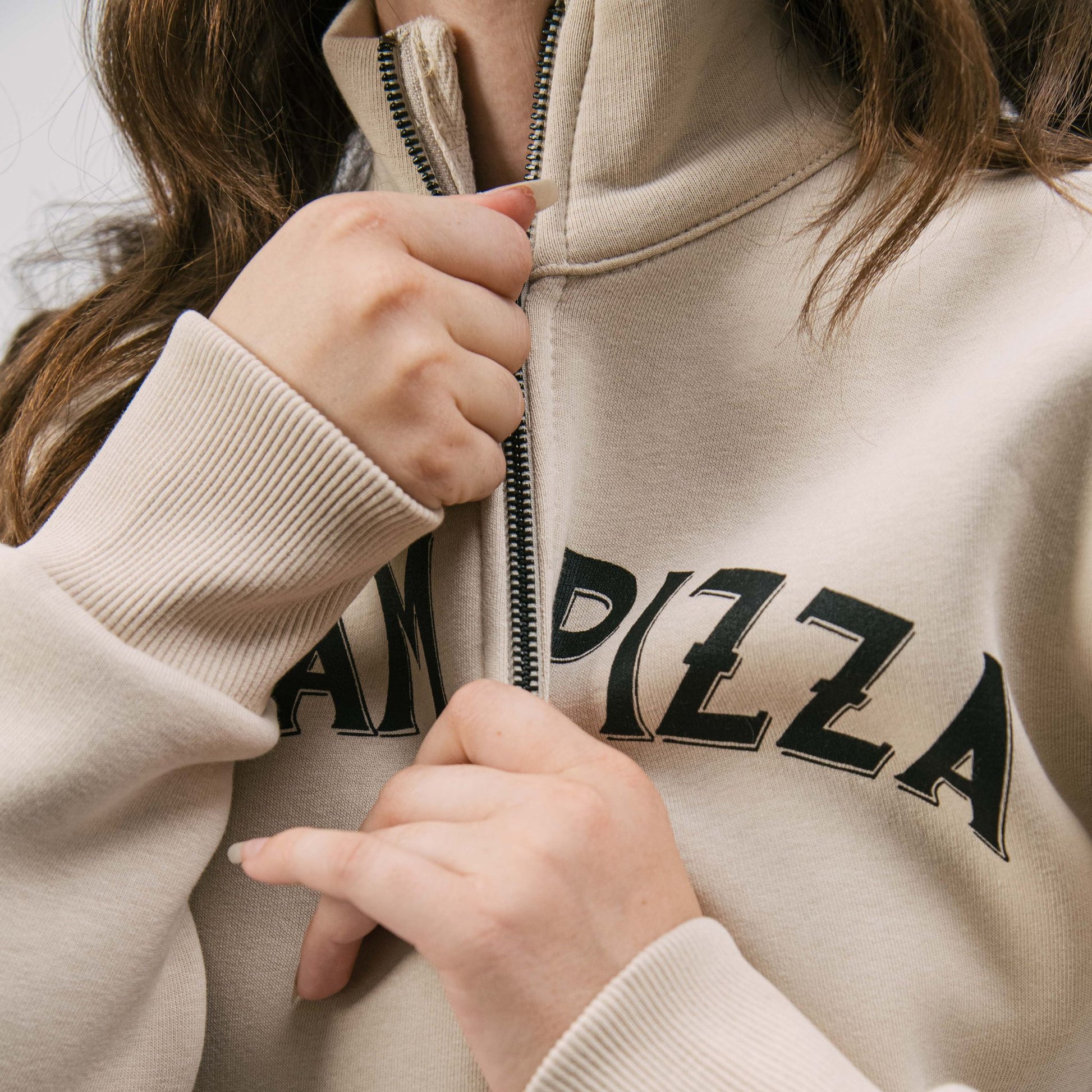 Der Half Zip Sweater Team Pizza aus der Pizza Kollektion der L'Osteria