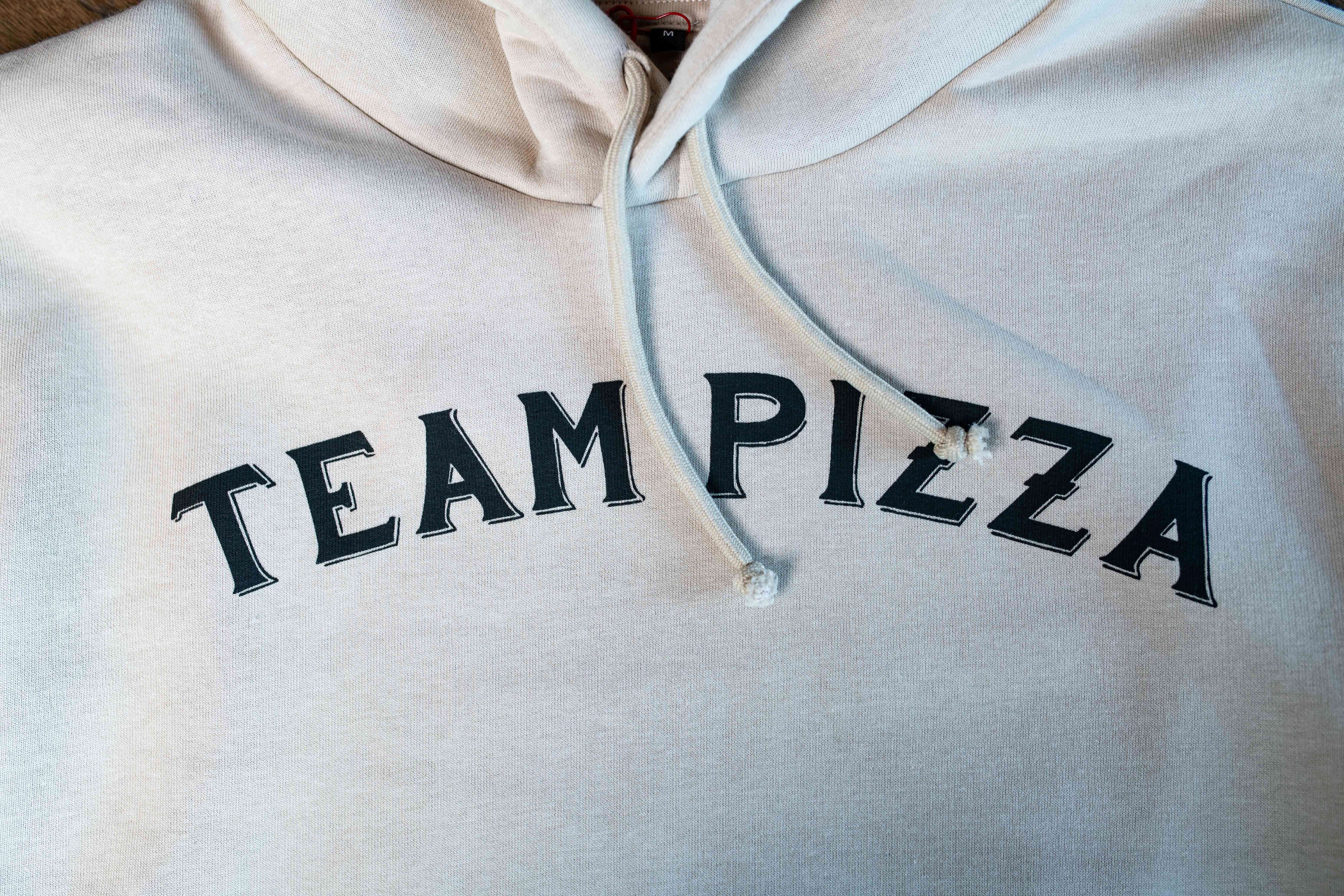 Der Half Zip Sweater Team Pizza aus der Pizza Kollektion der L'Osteria