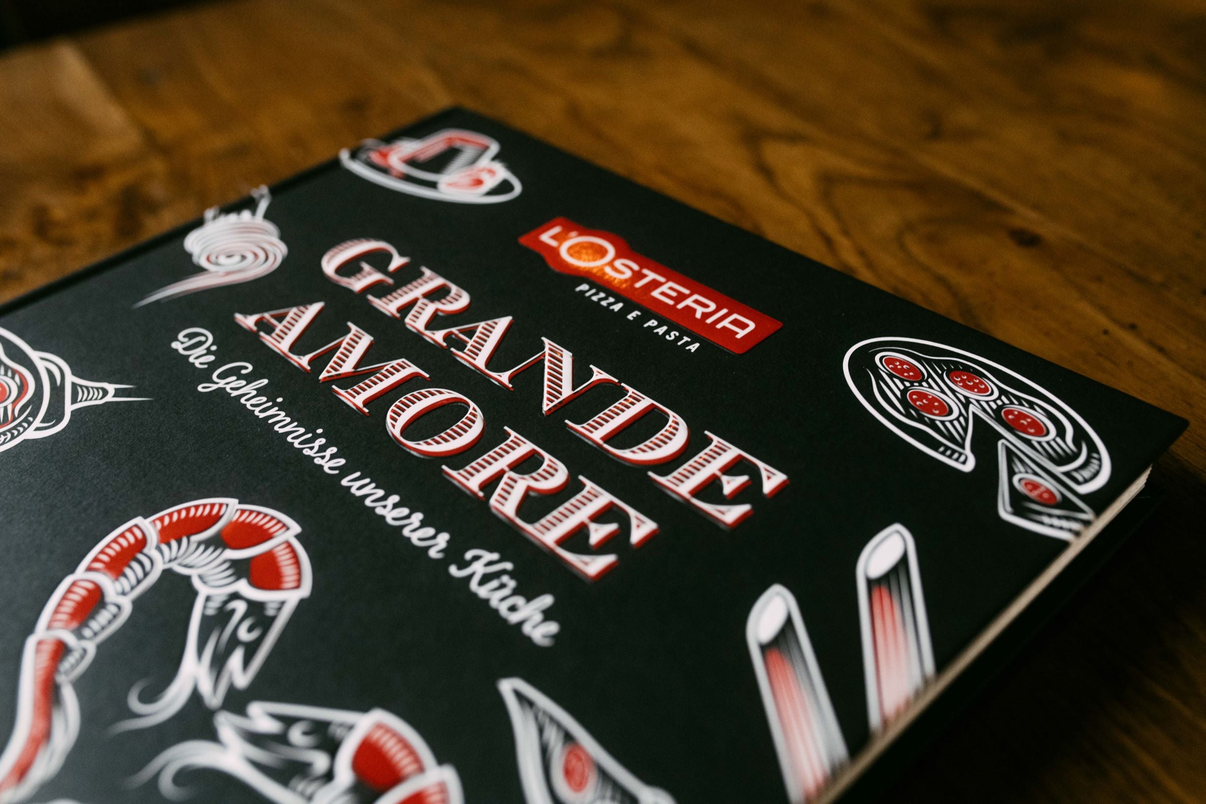 Das L'Osteria Rezeptbuch Grande Amore mit Dessert, Pizza und Pasta Rezepten.