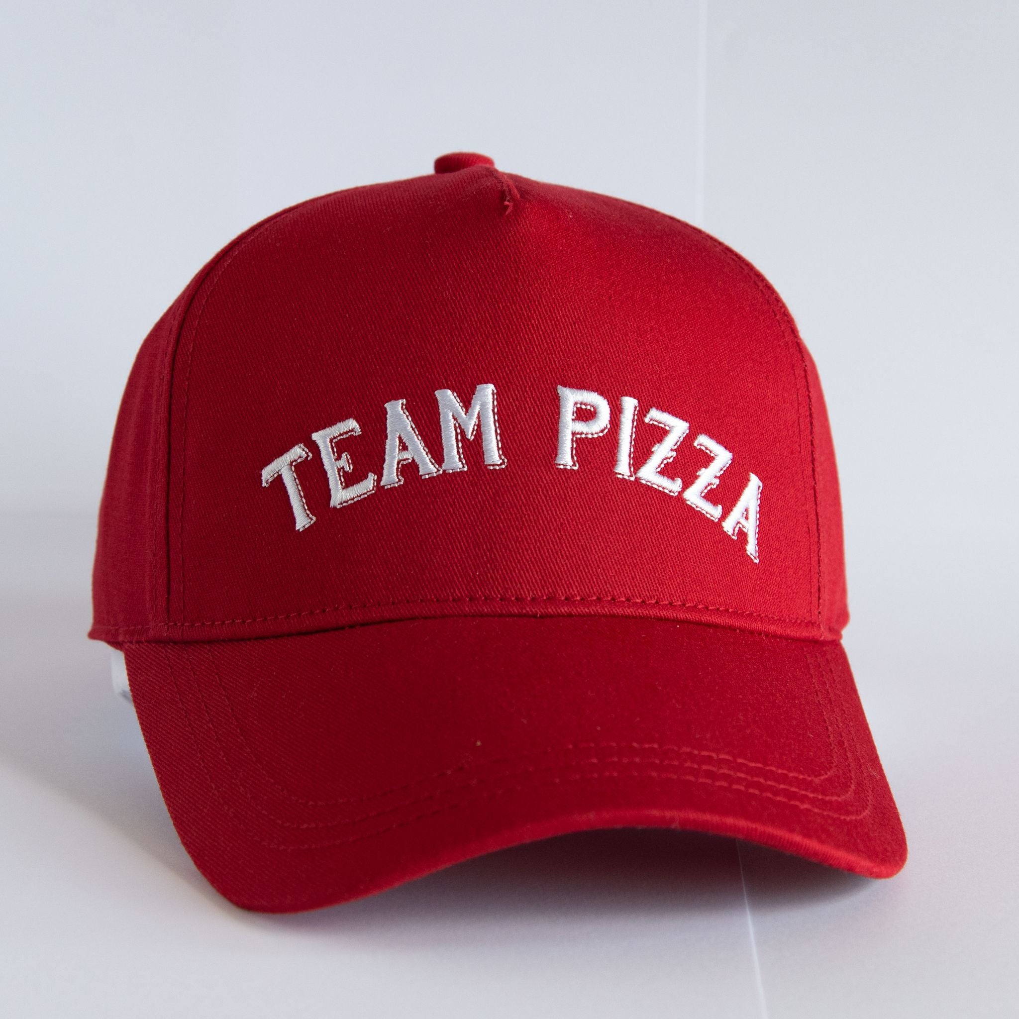 Die rote Basecap Team Pizza aus der Pizza Kollektion der L'Osteria