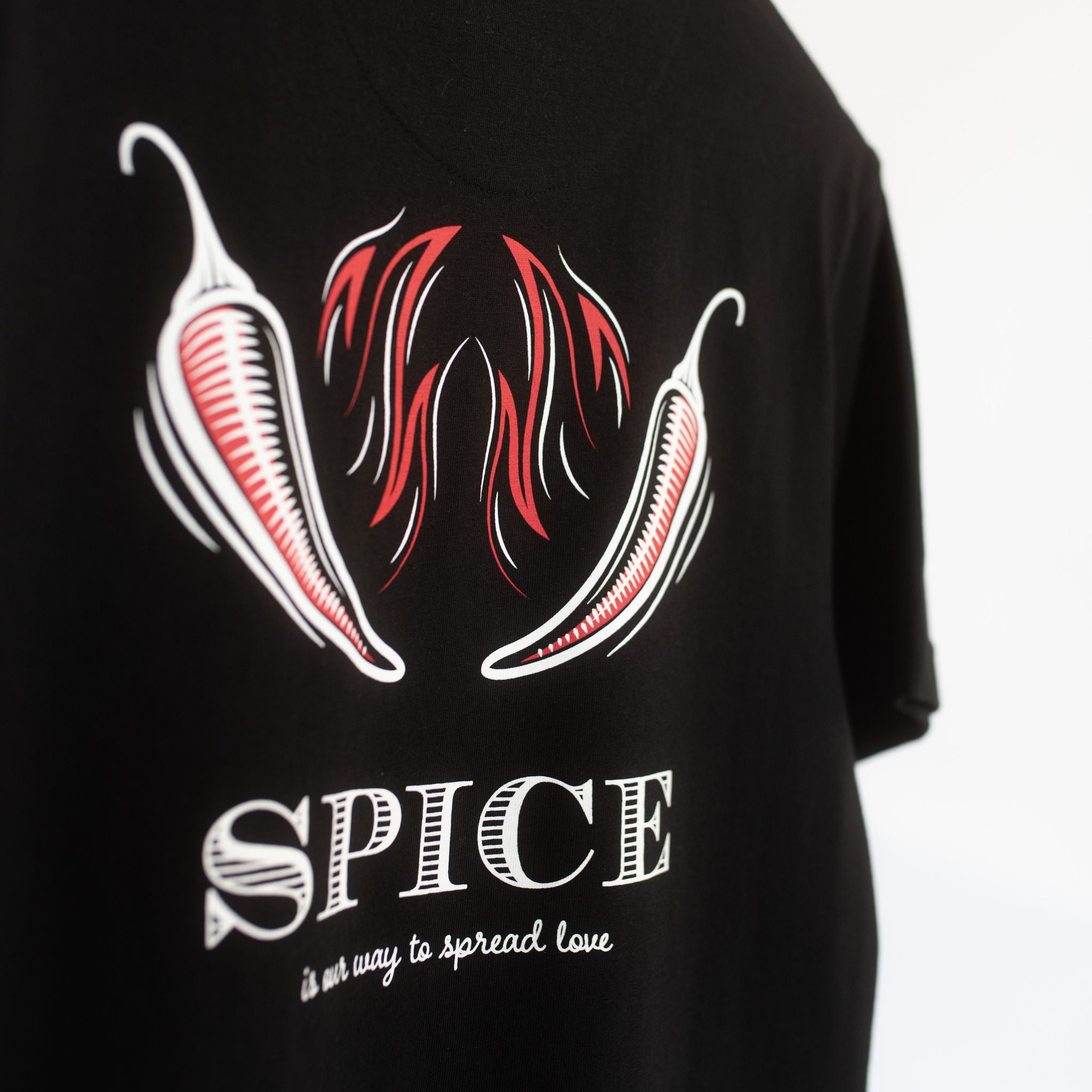 Das schwarze T-Shirt mit Backprint Spicy aus der Pizza Kollektion der L'Osteria