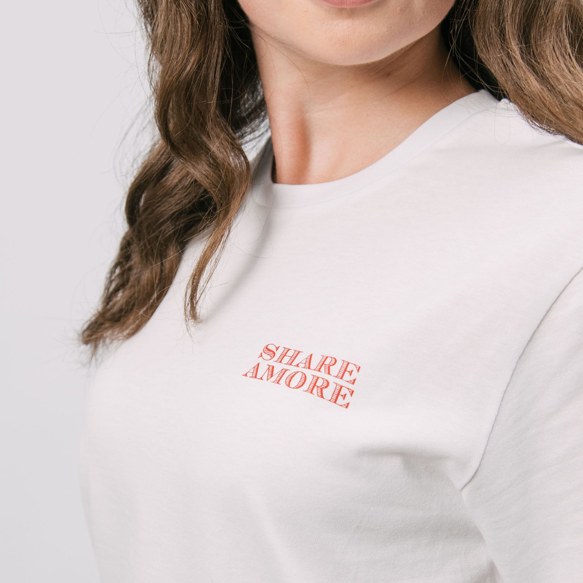 Das weiße T-Shirt Share Amore mit Backprint der L'Osteria