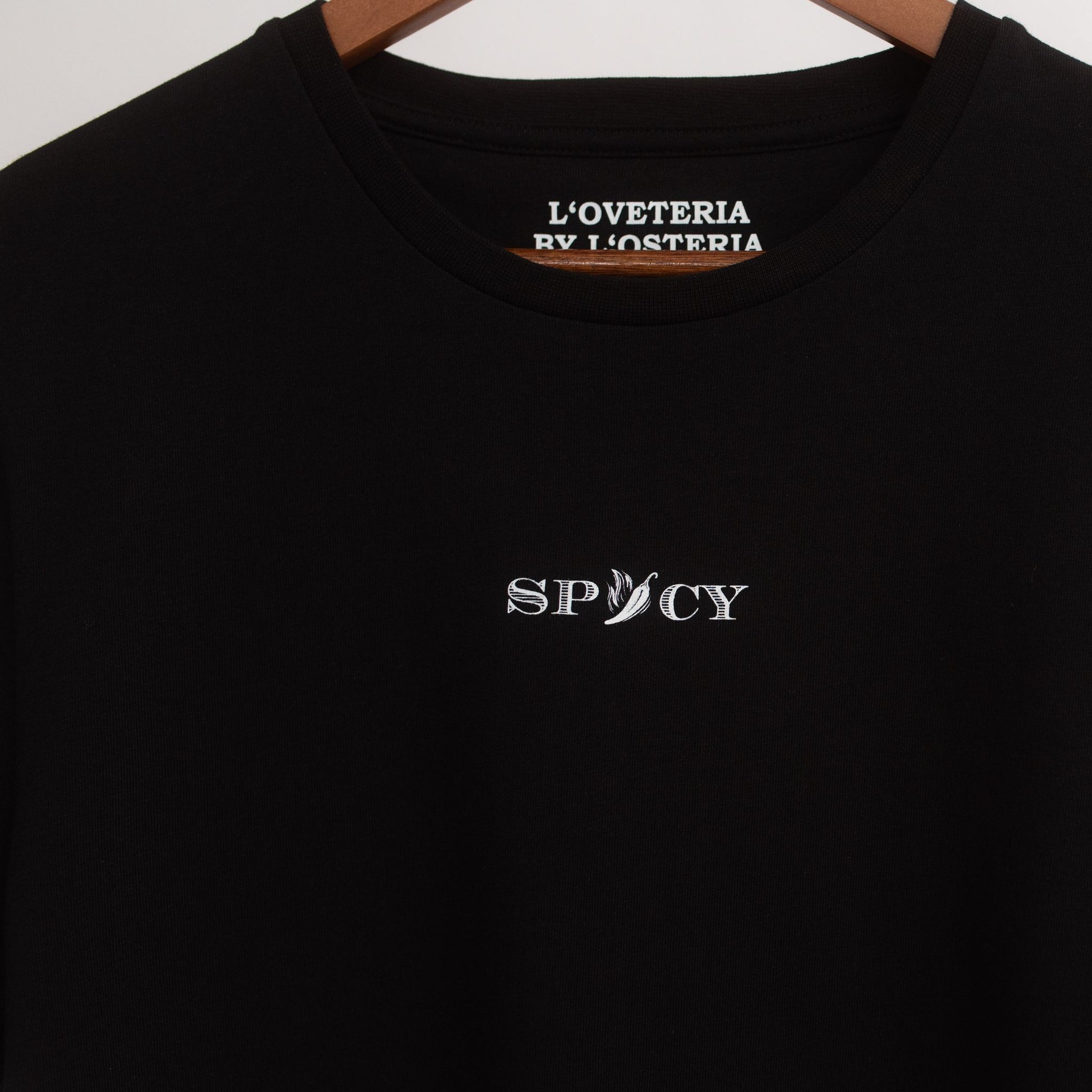 Das schwarze T-Shirt mit Backprint Spicy aus der Pizza Kollektion der L'Osteria