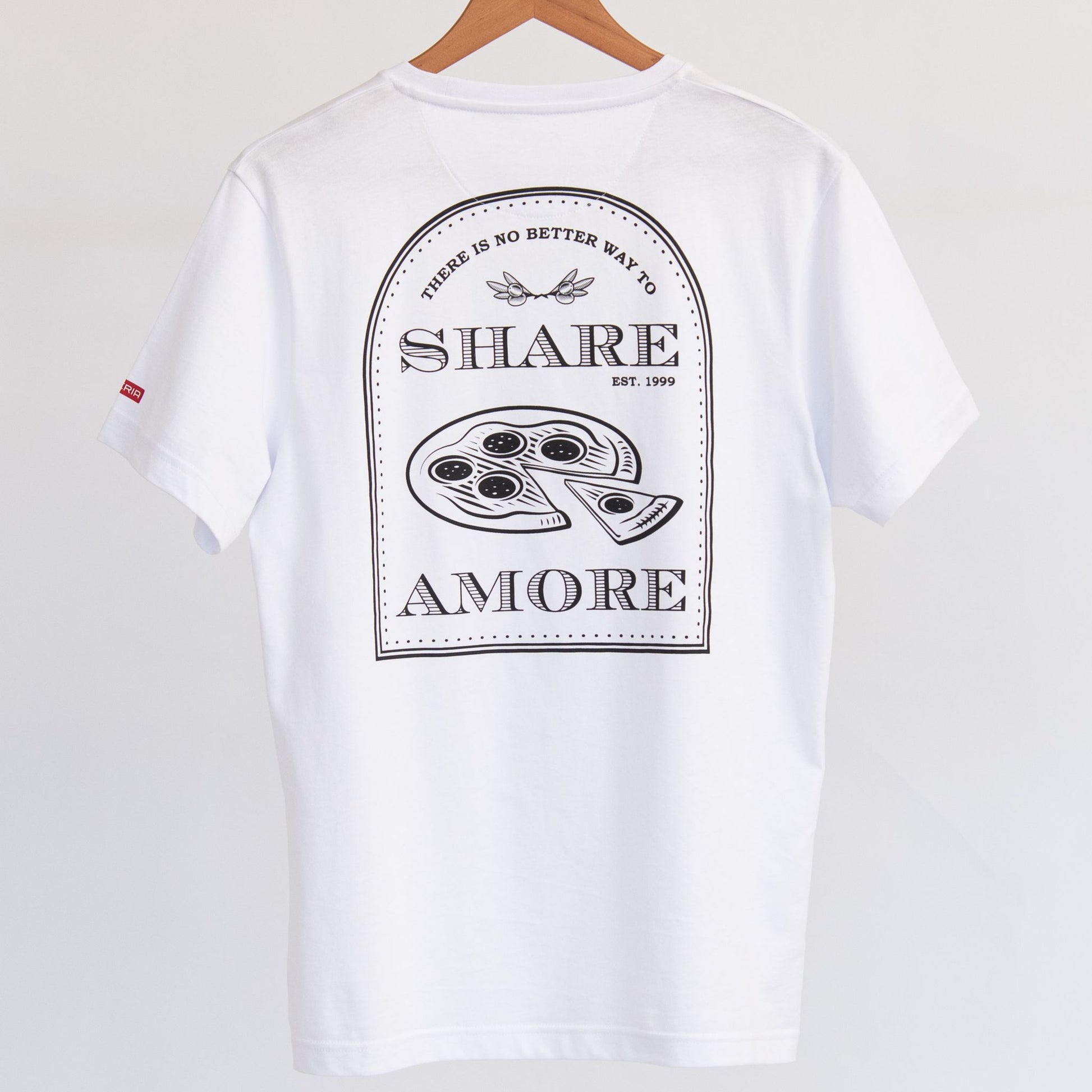 Das weiße T-Shirt Share Amore mit Backprint von der L'Osteria