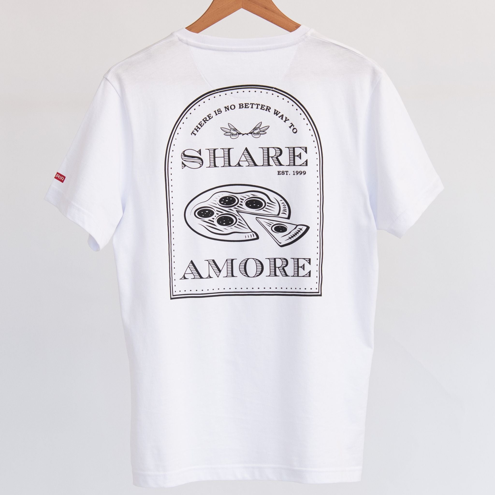 Das weiße T-Shirt Share Amore mit Backprint von der L'Osteria