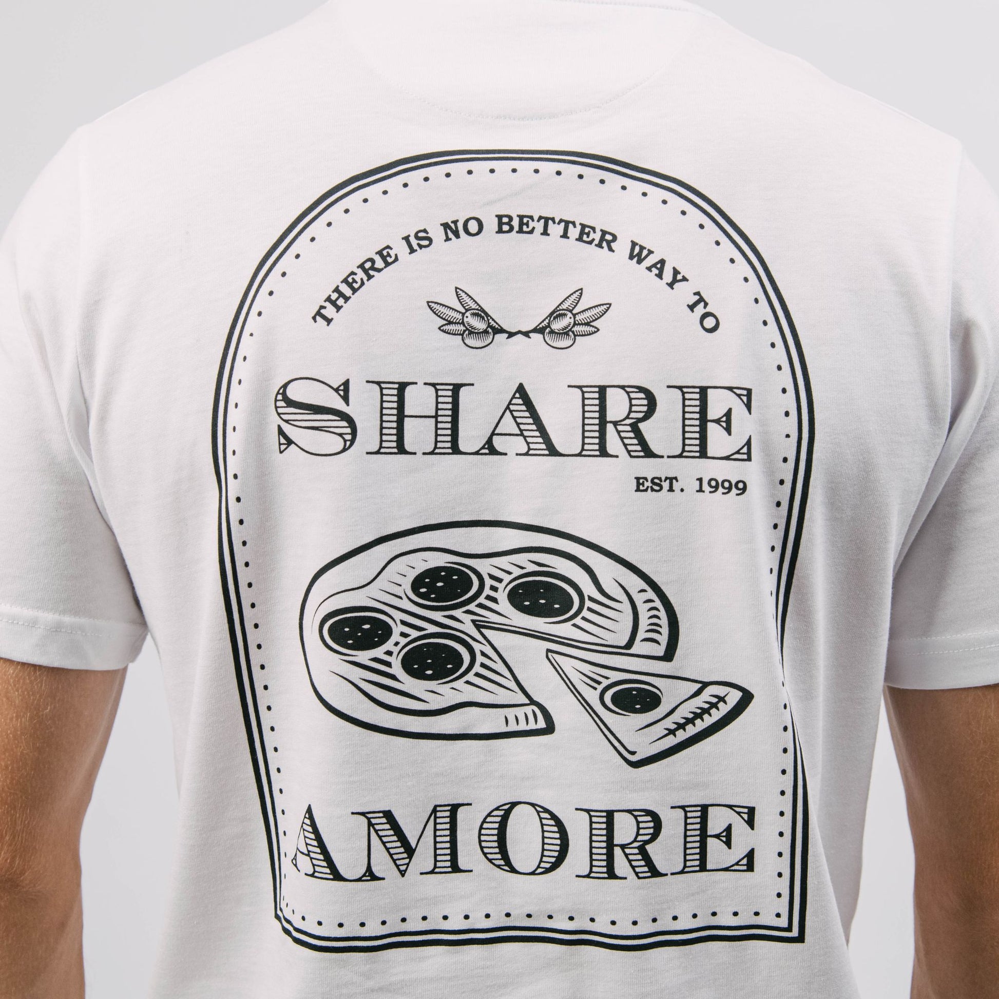 Das weiße T-Shirt mit Backprint Share Amore der L'Osteria