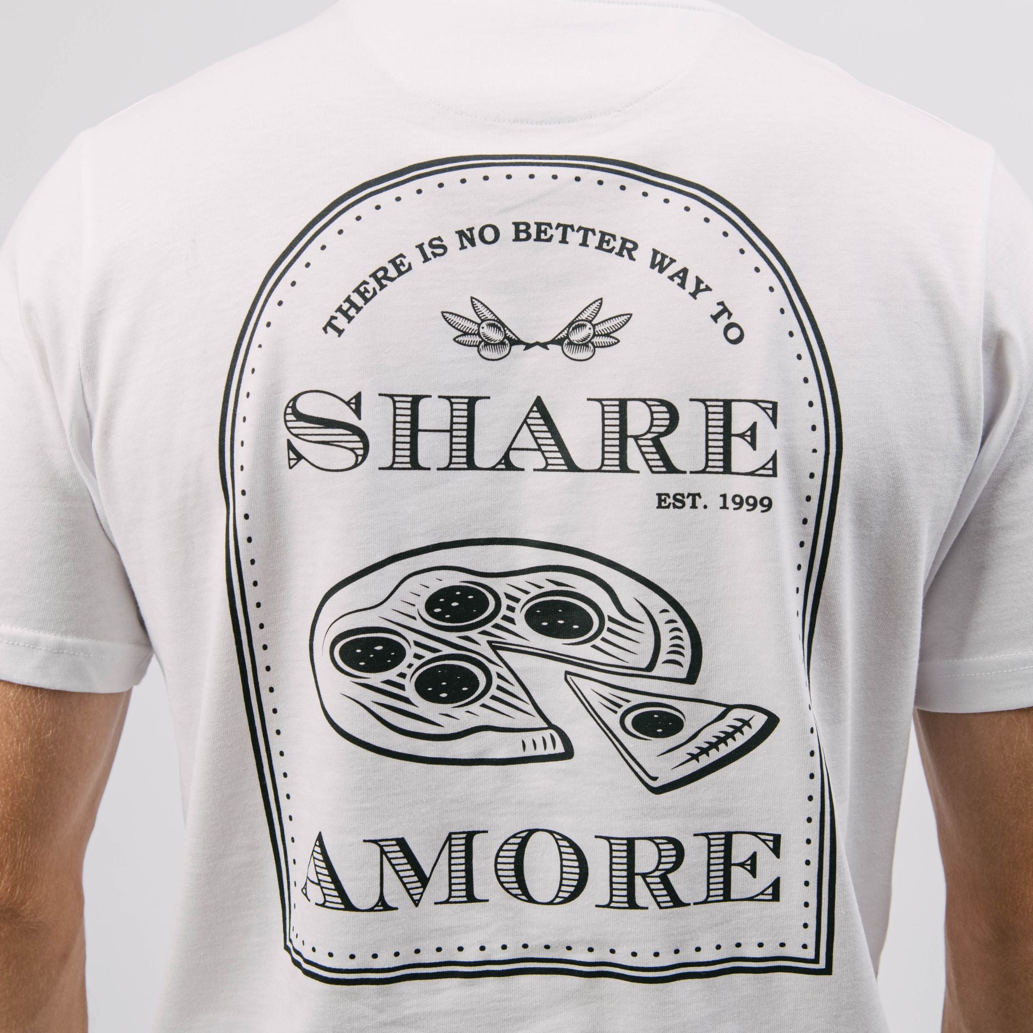 Das weiße T-Shirt mit Backprint Share Amore der L'Osteria