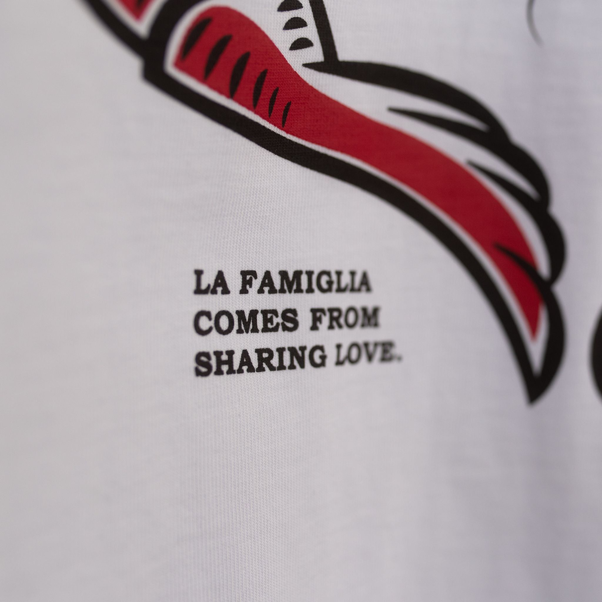 Das weiße T-Shirt mit Garnelenprint aus der Pizza Kollektion der L'Osteria
