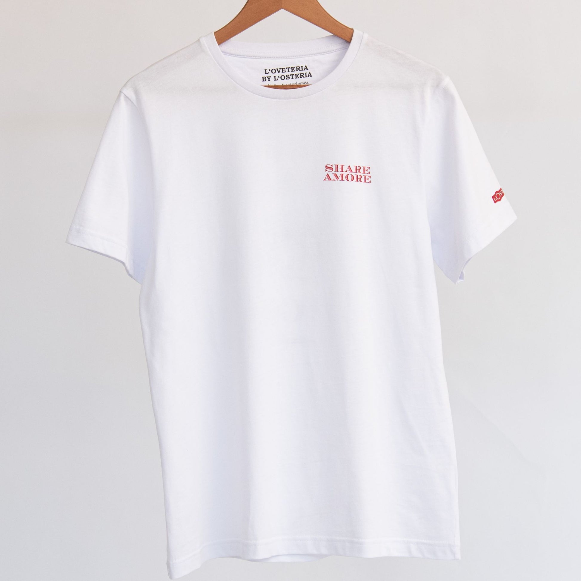Das weiße T-Shirt Share Amore mit Backprint von der L'Osteria