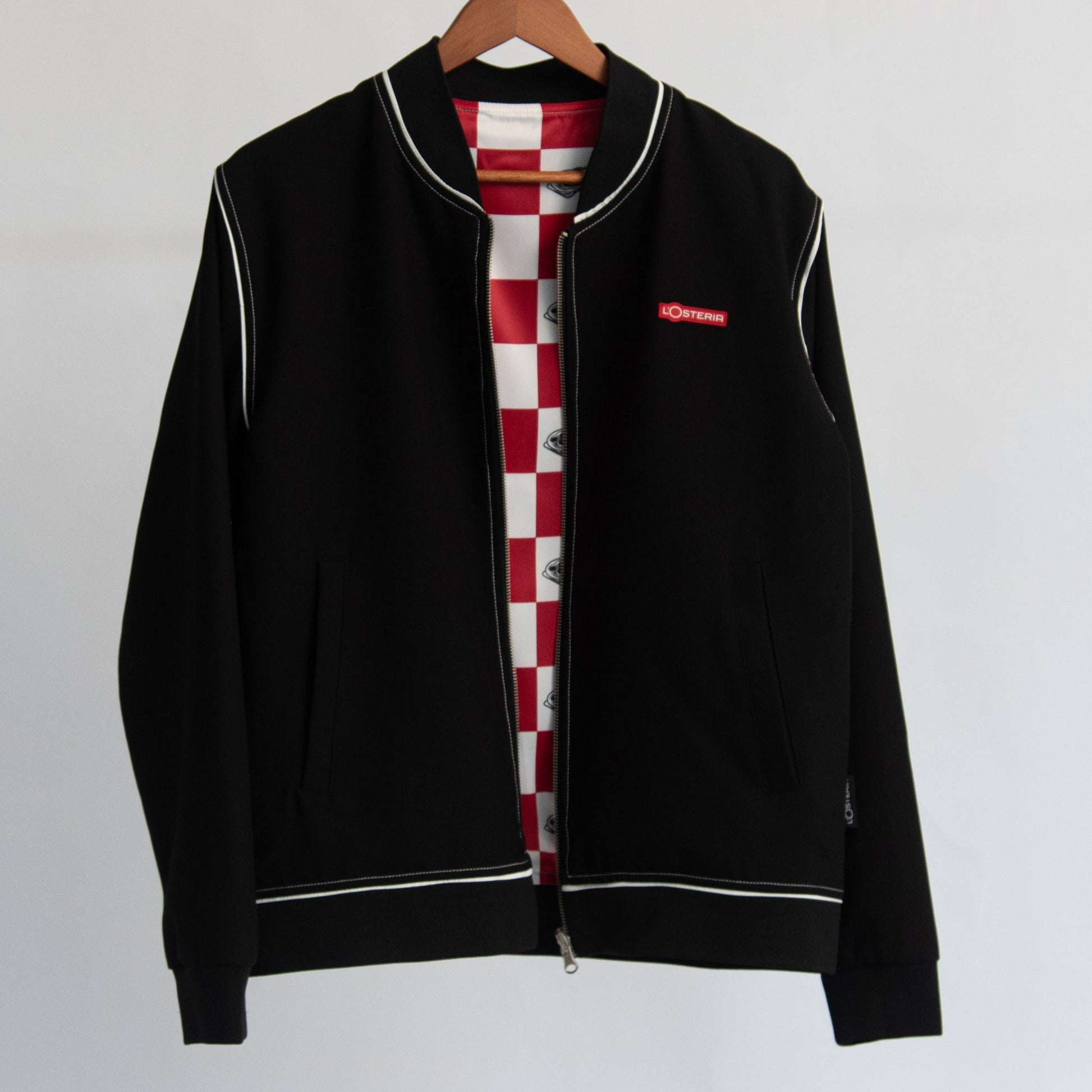 Die schwarze Wende-Bomberjacke mit allover-print aus der Pizza Kollektion der L'Osteria
