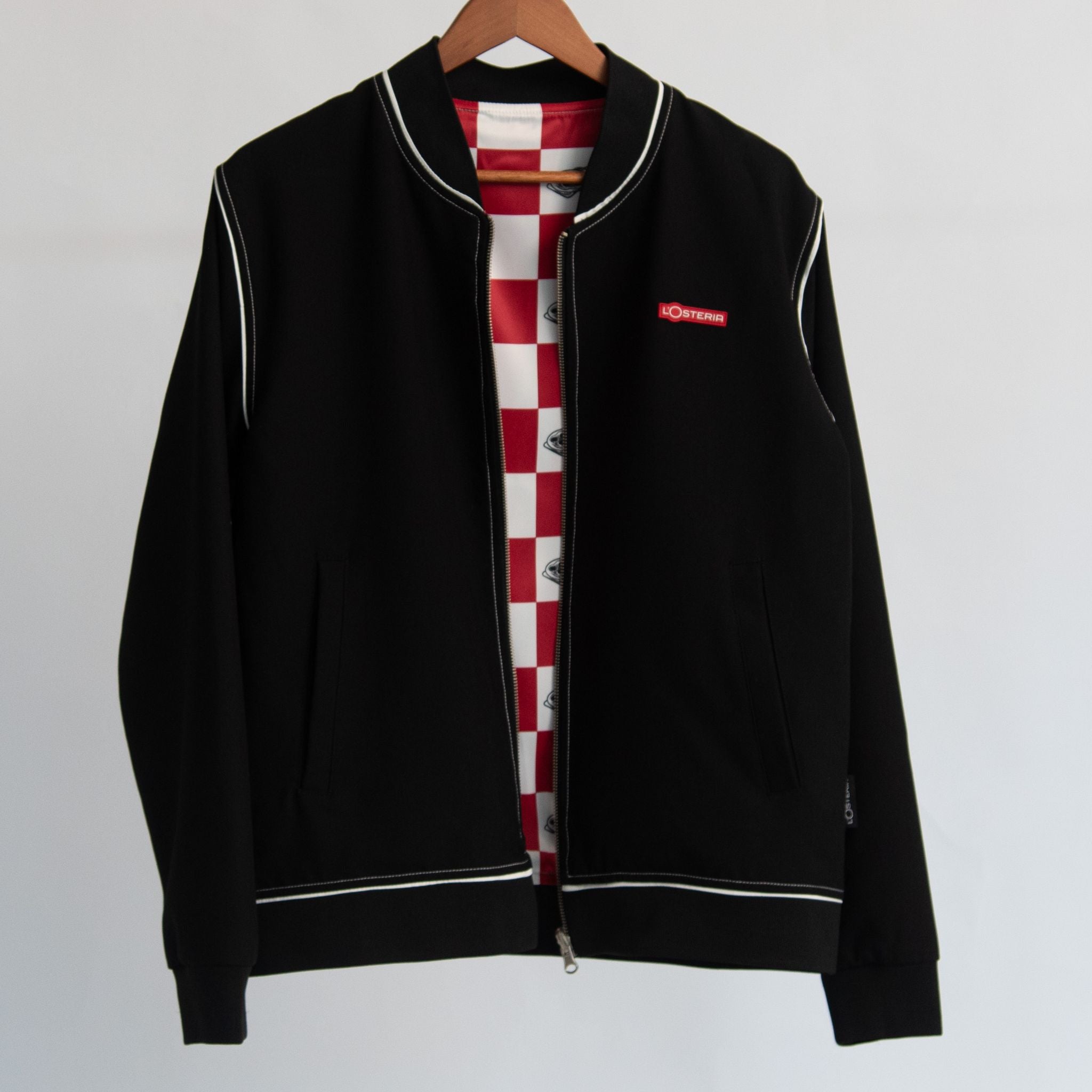 Die schwarze Wende-Bomberjacke mit allover-print aus der Pizza Kollektion der L'Osteria