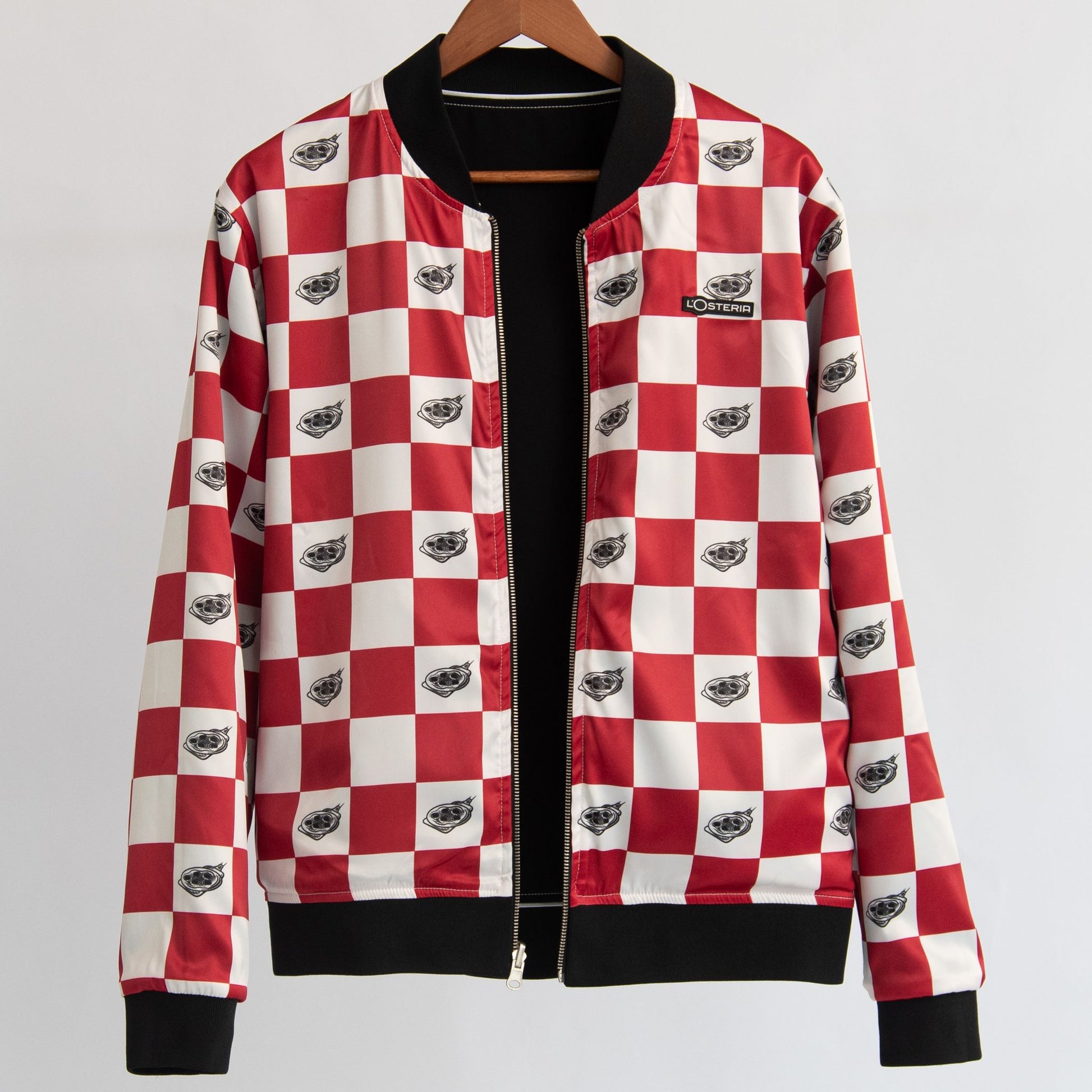 Die schwarze Wende-Bomberjacke mit allover-print aus der Pizza Kollektion der L'Osteria