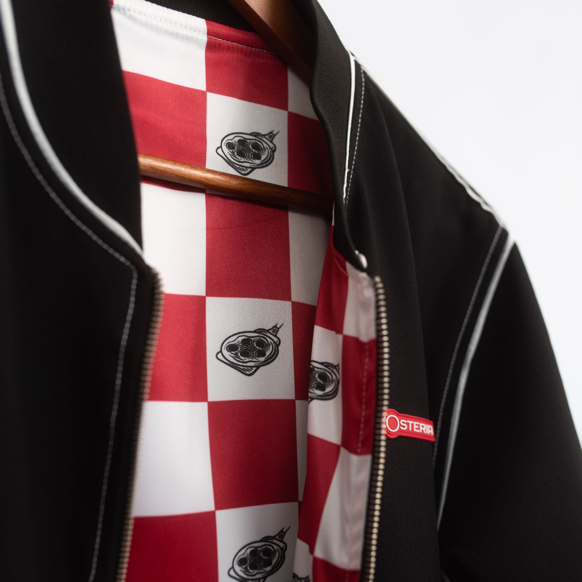 Die schwarze Wende-Bomberjacke Pizza-Lover aus der Pizza Kollektion der L'Osteria