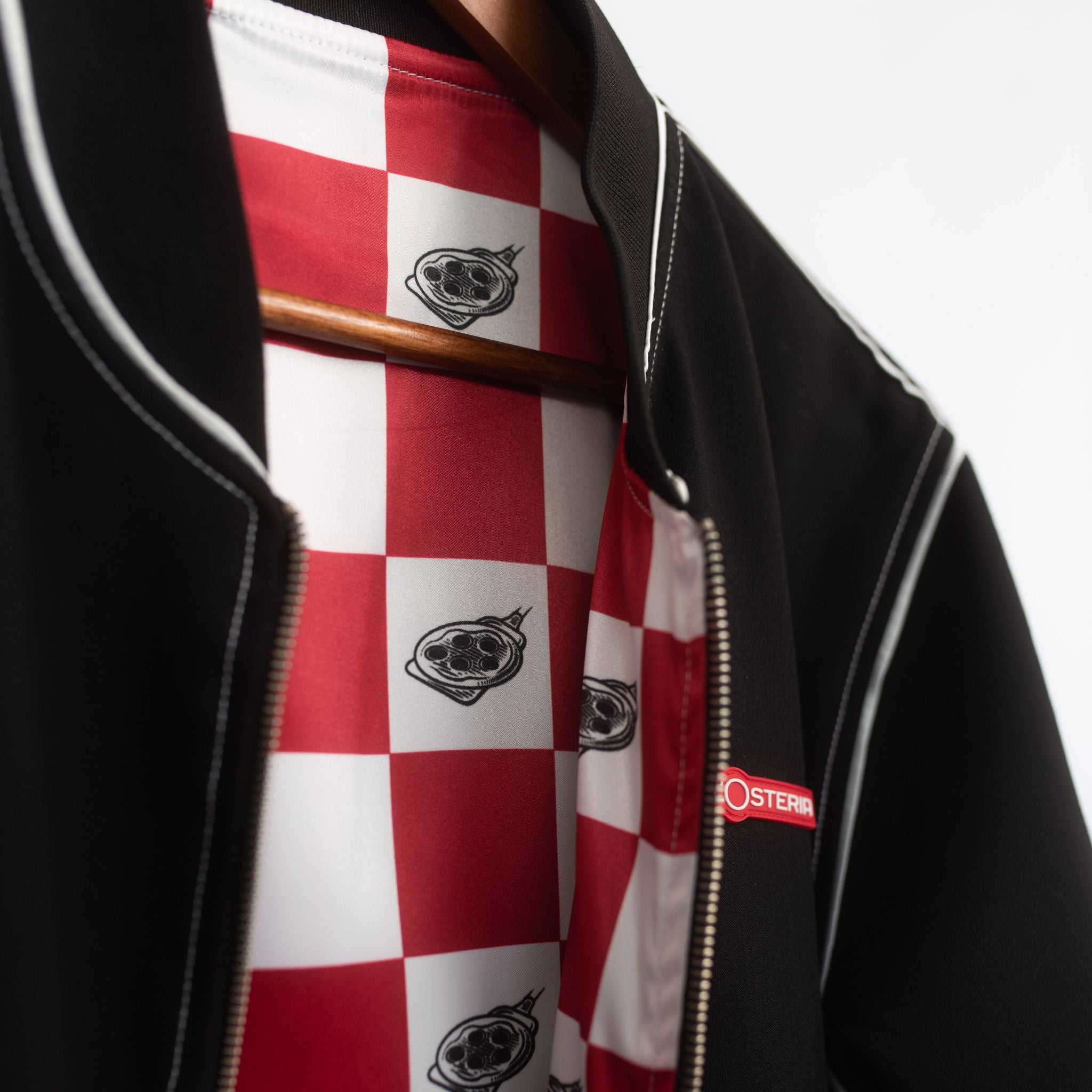 Die schwarze Wende-Bomberjacke Pizza-Lover aus der Pizza Kollektion der L'Osteria